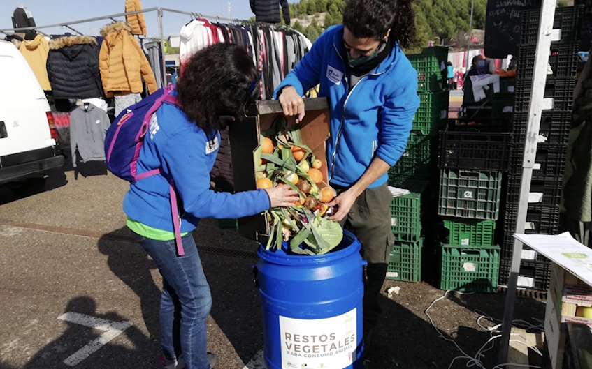Rivas aprovecha los residuos vegetales del mercadillo: recogidos 200 kilos el primer día