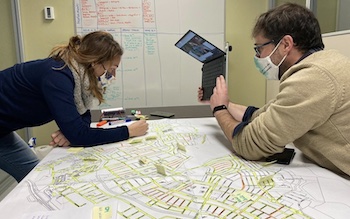 Isabel Marrón supervisa la limpieza de calles después de la nevada en un mapa hecho por ella (foto: Diario de Rivas).