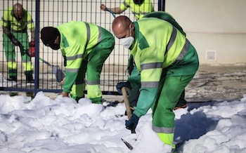 Personal de rivamadrid recogiendo nieve